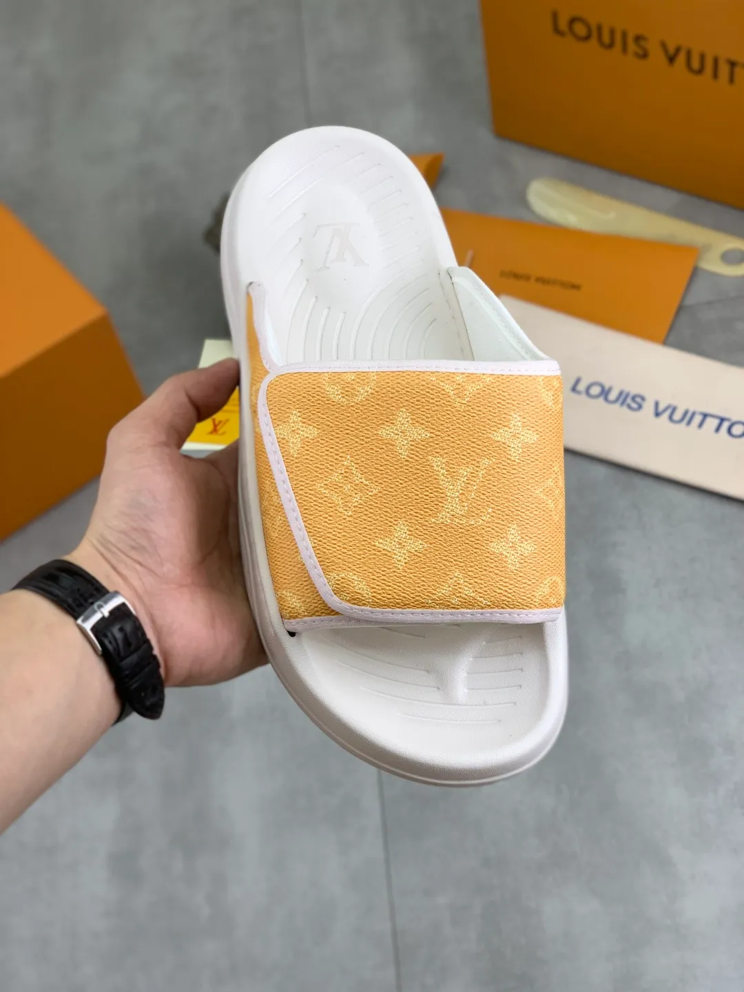 Men's shoes 💰P320💰【New style】🆘 Original quality 【LOUIS VUITTON】The popular Louis Vuitton LV men's slippers on the official website are on sale simultaneously! Original fabric imported from Italy. Original bottom provided by the original factory. Number of yards: 38-44 (customized to 45). Multiple colors to choose from. Fully packaged drawer box.